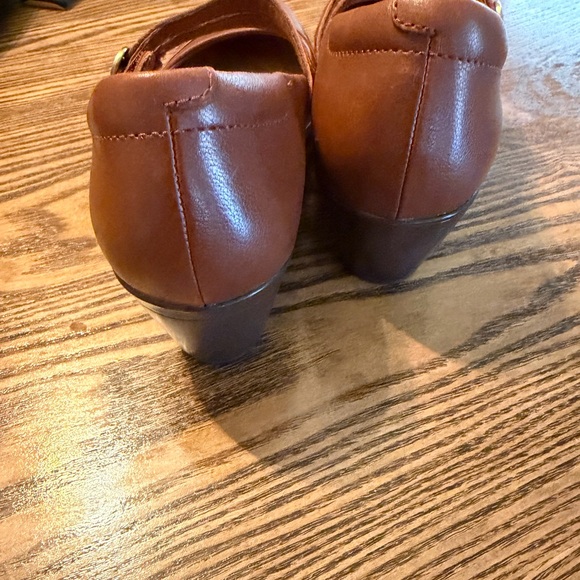 Clarks Women's Tan Leather heel with Straps size 9 - Picture 3 of 7